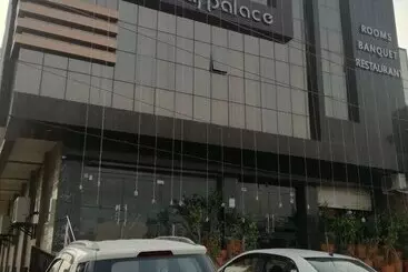Hotel Dhanraj Palace