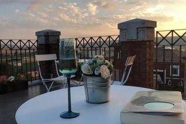 簡易ホテル Emebed Posada