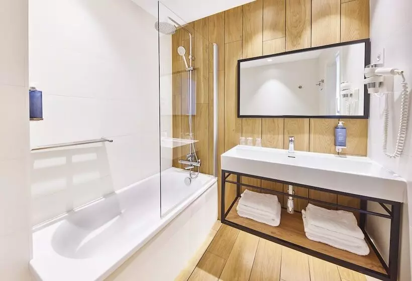 هتل Barcelona Century