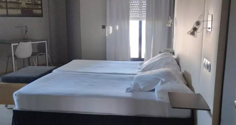 Отель Almirante