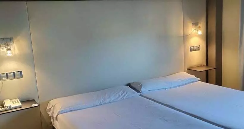 Отель Almirante