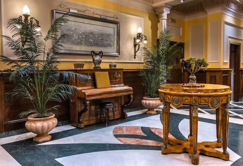 هتل Reina Cristina