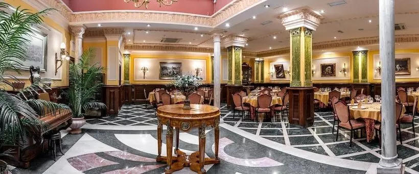 هتل Reina Cristina