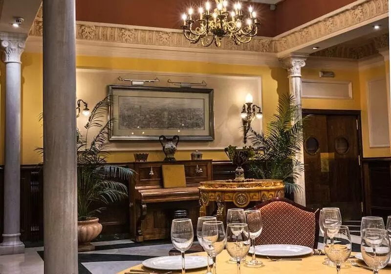 هتل Reina Cristina