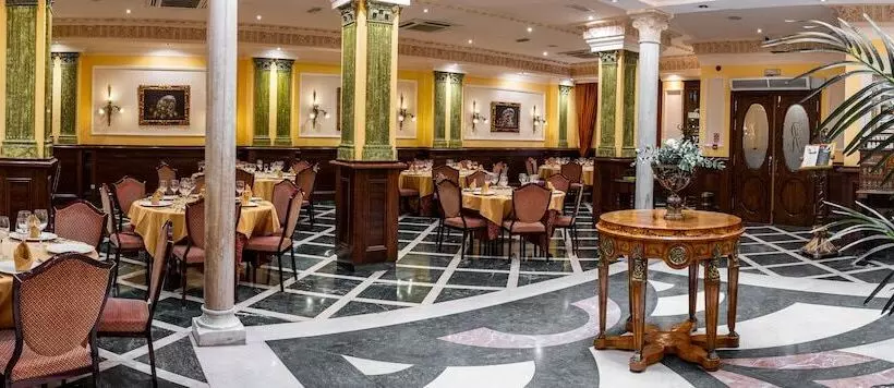 هتل Reina Cristina