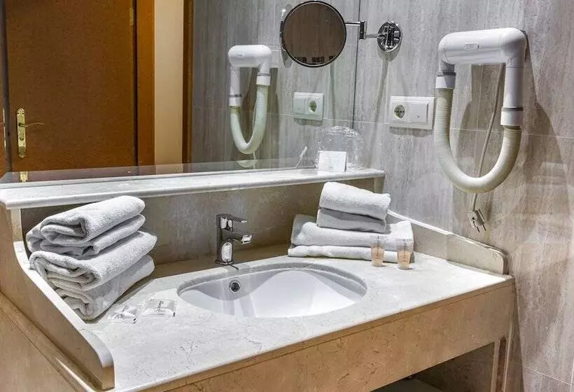 هتل Reina Cristina