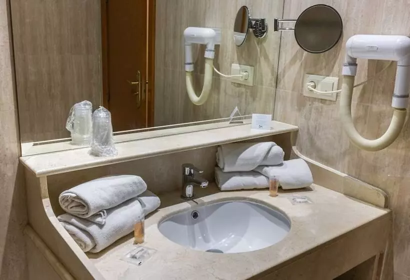 هتل Reina Cristina