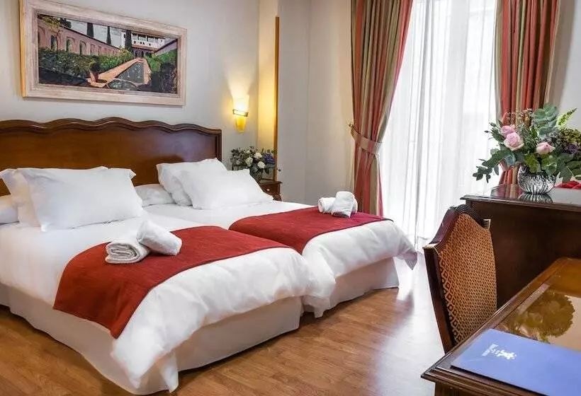 هتل Reina Cristina