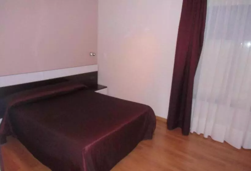 هتل Area De Servicio Villamartín