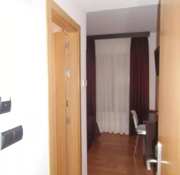 هتل Area De Servicio Villamartín