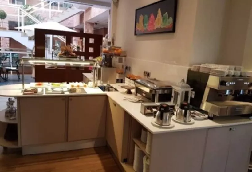 Отель Majadahonda