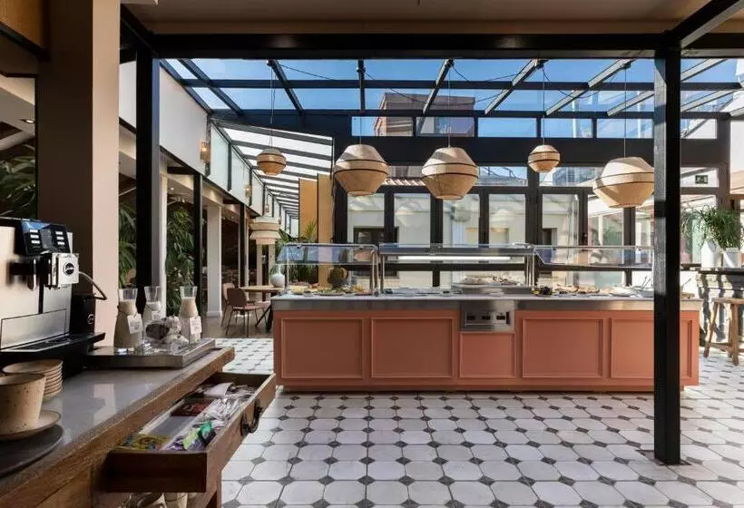 Отель Petit Palace Preciados