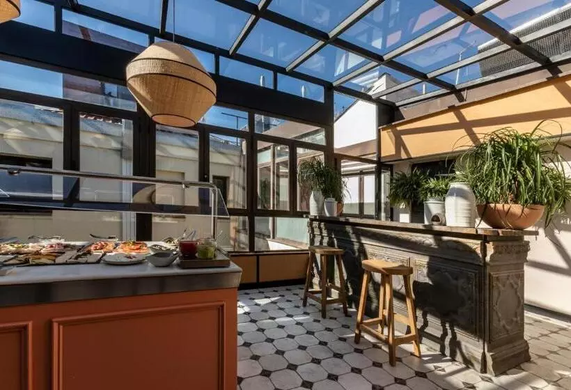 Отель Petit Palace Preciados