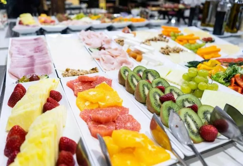 Отель Petit Palace Preciados