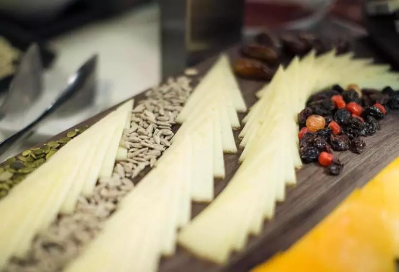 Отель Petit Palace Preciados