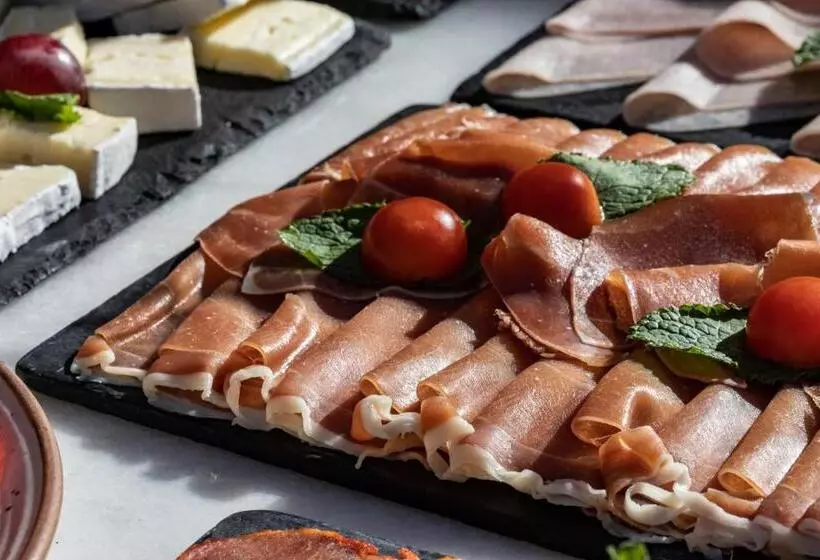 Отель Petit Palace Preciados