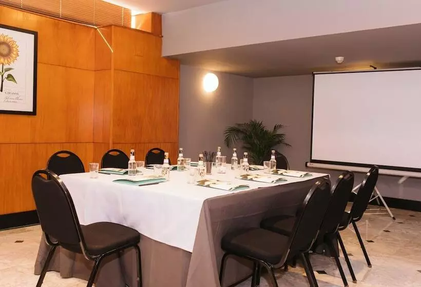 فندق Malcom And Barret