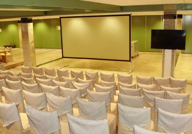 Отель Puerta De Segovia