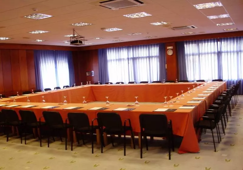 Отель Puerta De Segovia