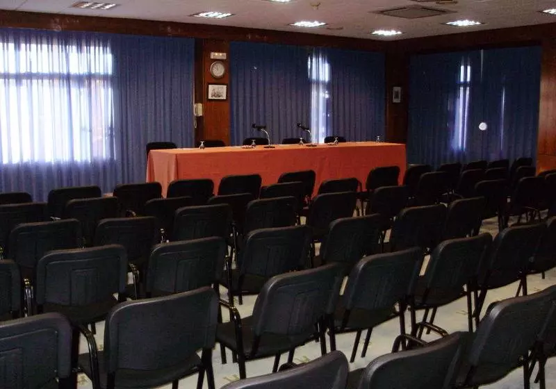 Отель Puerta De Segovia