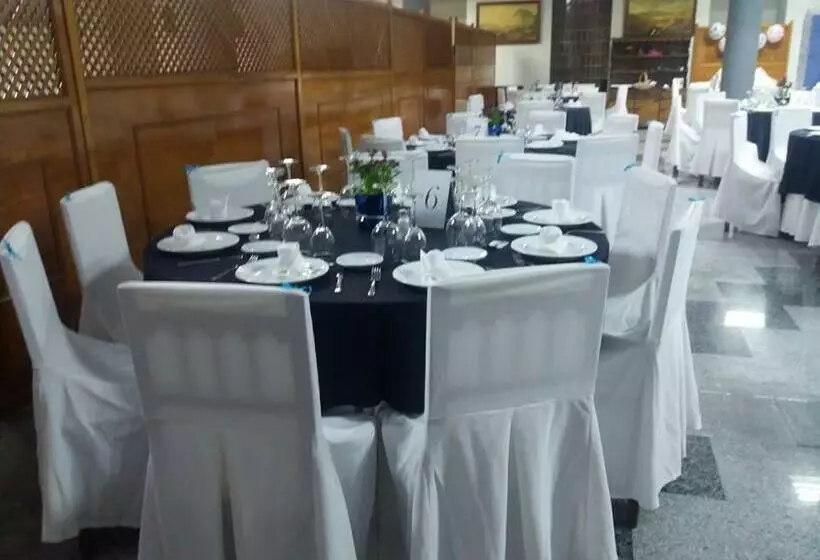 هتل Hostal Botafumeiro