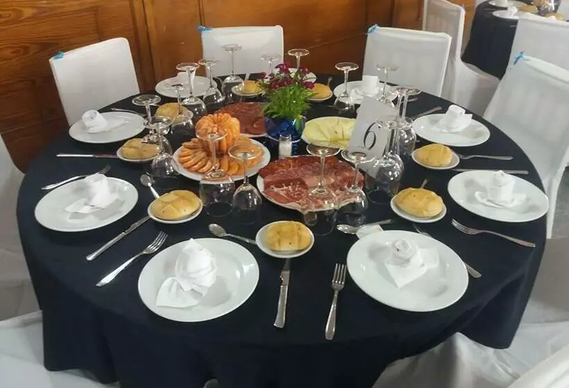 هتل Hostal Botafumeiro