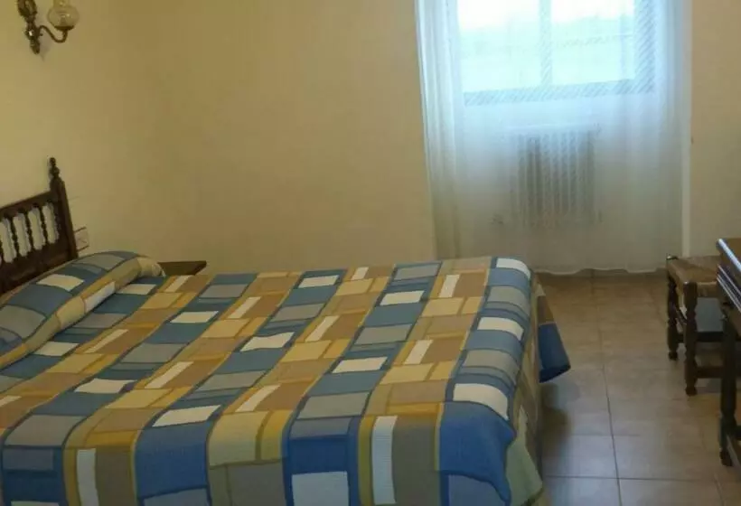 هتل Hostal Botafumeiro