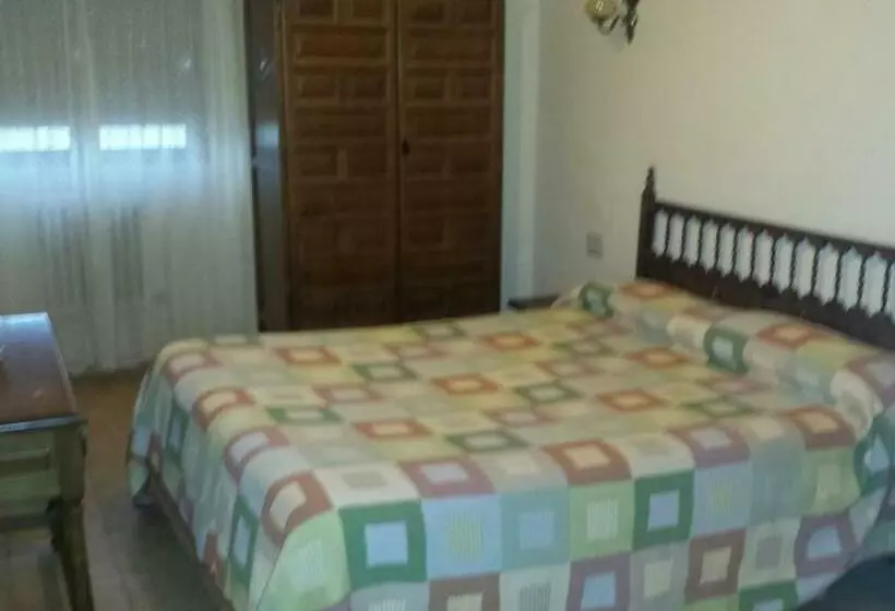 هتل Hostal Botafumeiro