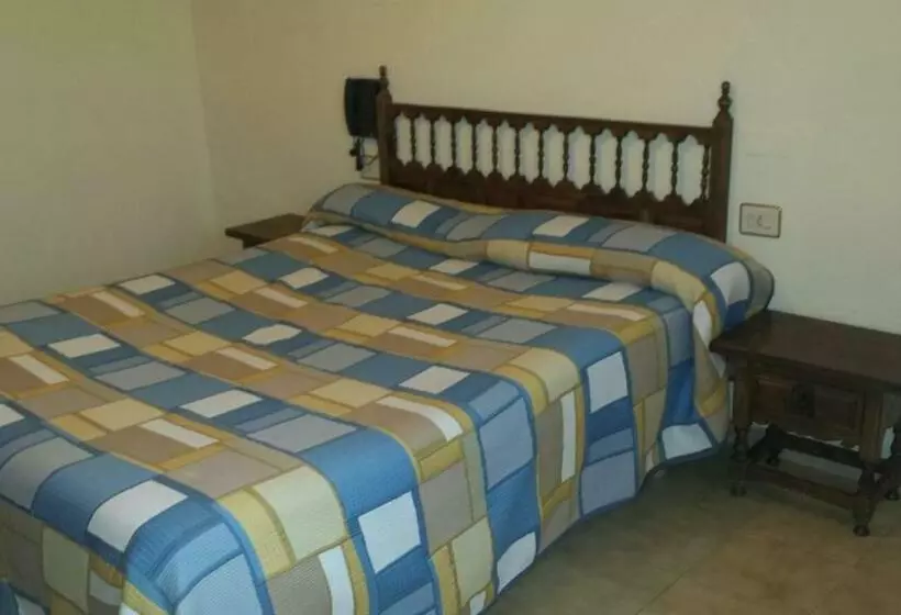 هتل Hostal Botafumeiro