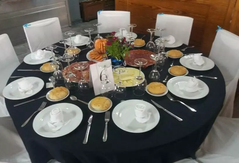 هتل Hostal Botafumeiro