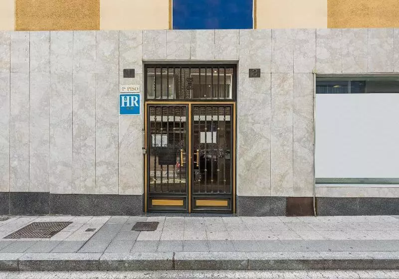 فندق Hostal Uría