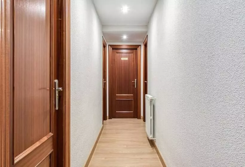 فندق Hostal Uría