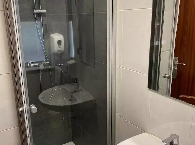 فندق Hostal Uría