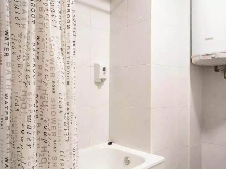 فندق Hostal Uría