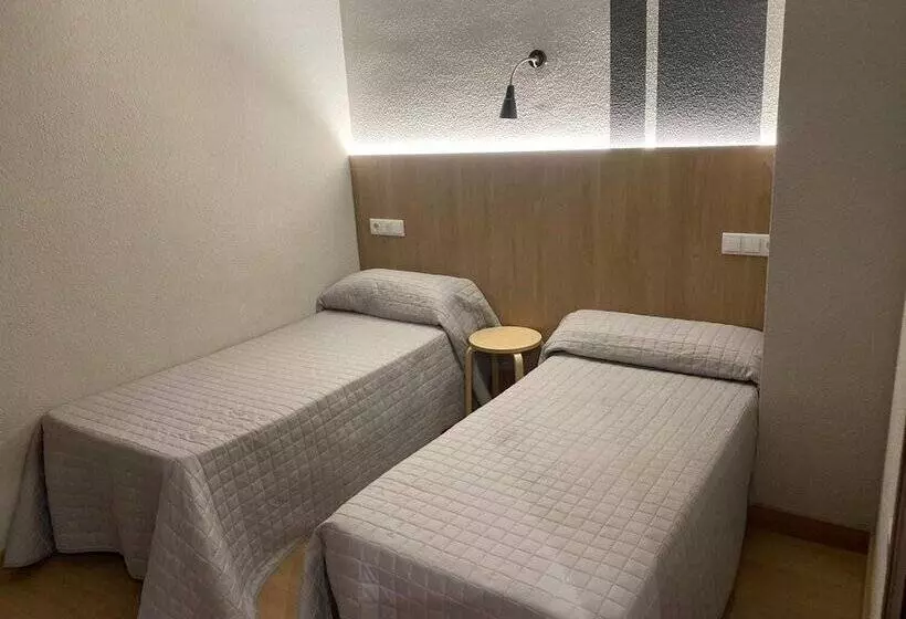 فندق Hostal Uría