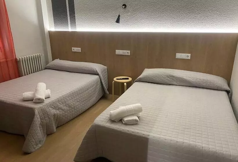 فندق Hostal Uría