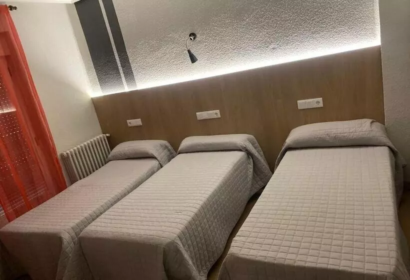 فندق Hostal Uría