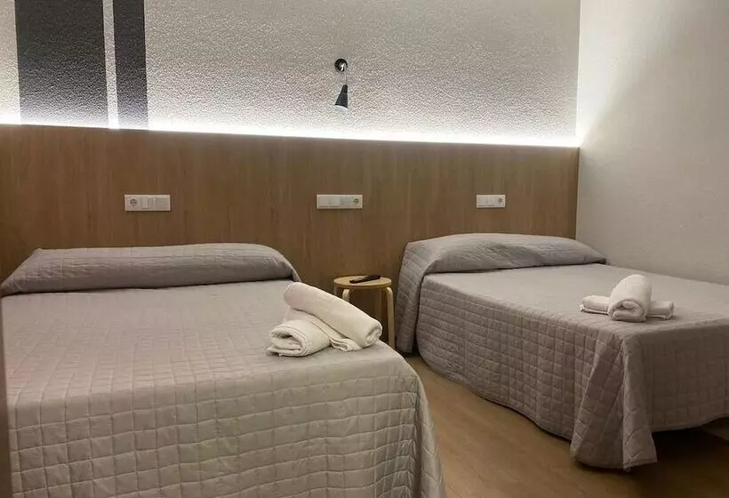 فندق Hostal Uría