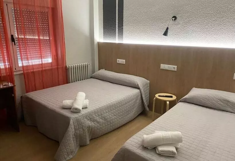 فندق Hostal Uría