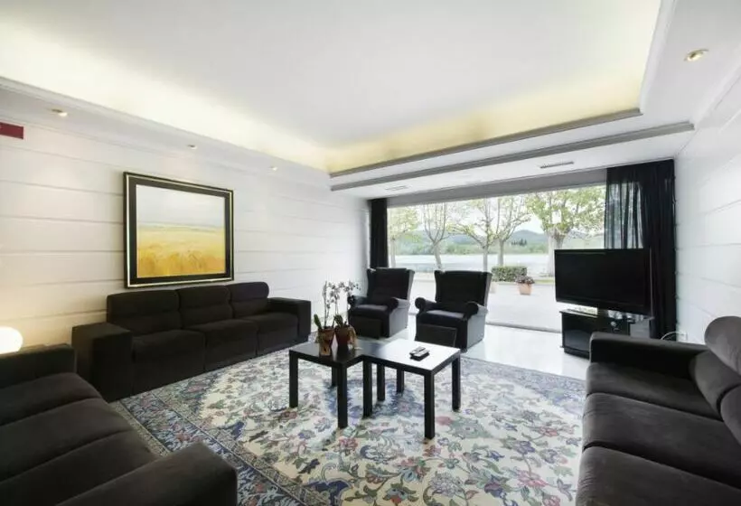 בית מלון כפרי Mirallac