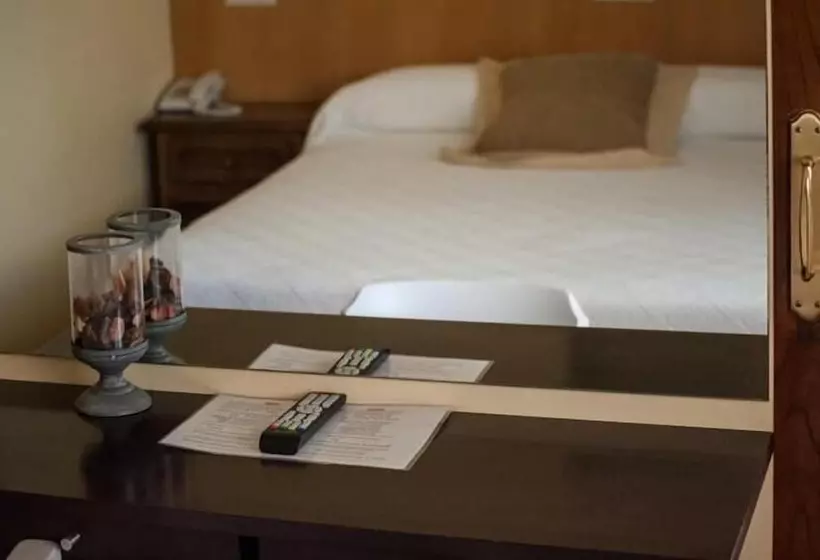 هتل Hostal Antolín