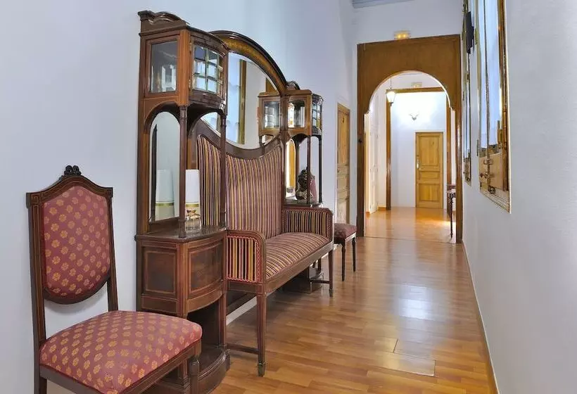 Отель Hostal Girona