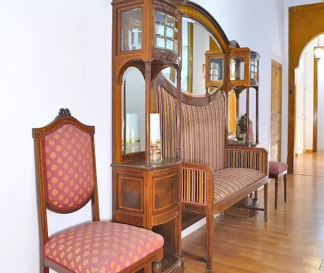 Отель Hostal Girona