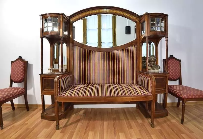 Отель Hostal Girona