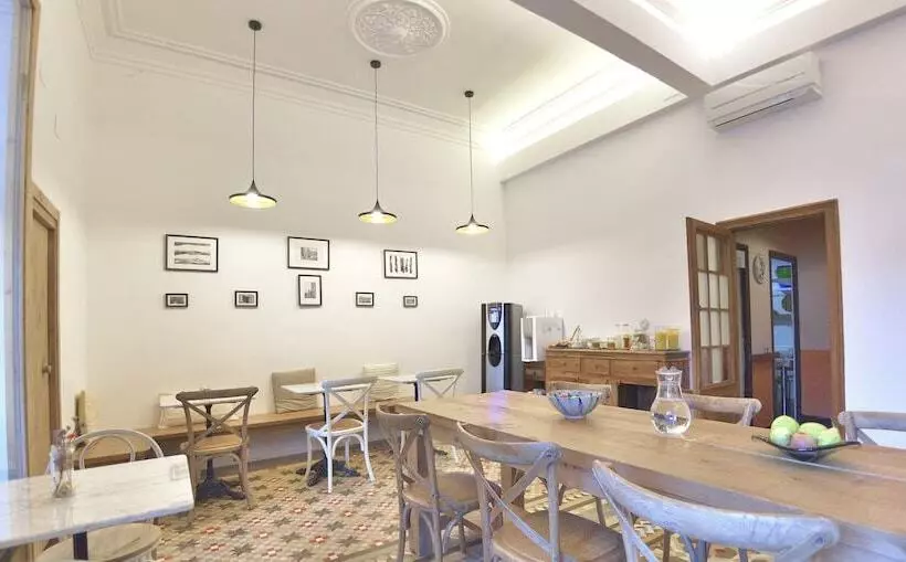 Отель Hostal Girona