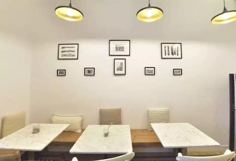 Отель Hostal Girona