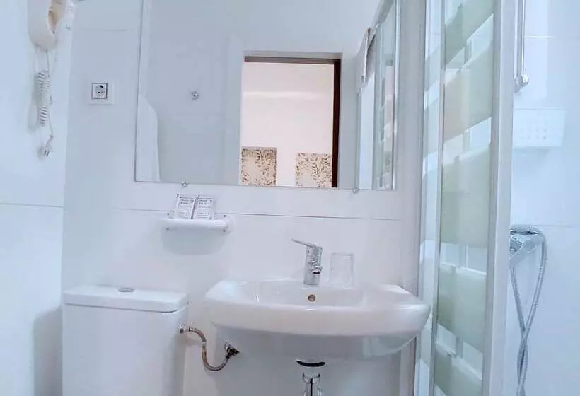 هتل Hostal Bruña Paseo Del Prado