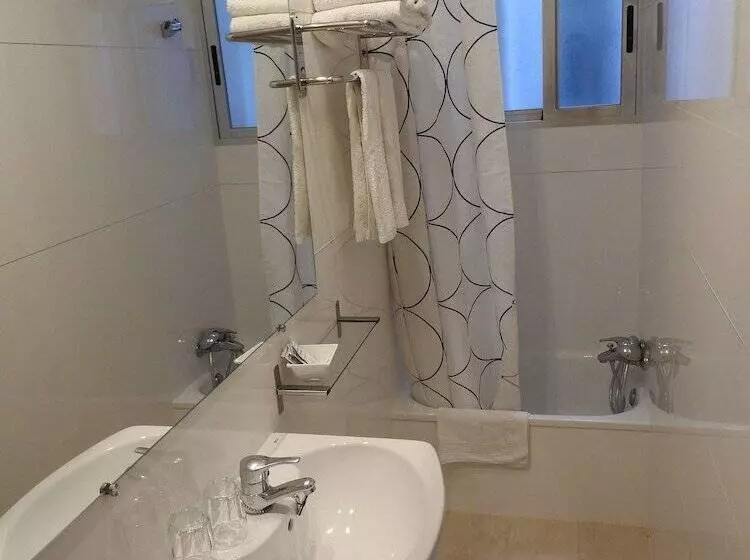 هتل Hostal Bruña Paseo Del Prado