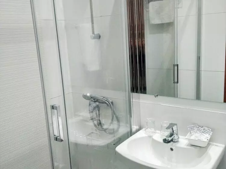 هتل Hostal Bruña Paseo Del Prado