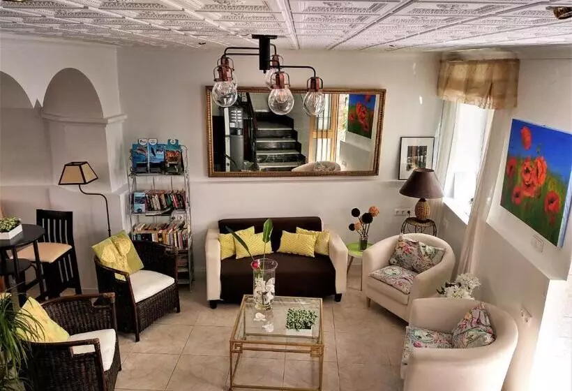 Отель Hostal Enriqueta